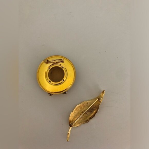 Bundle gold tone meshed hat and leaf brooch - Picture 6 of 7